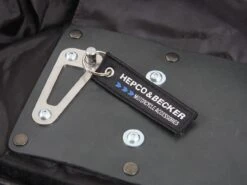 Diebstahlsicherung Für Lock-it Tankrucksäcke Und Hecktaschen Original Hepco & Becker -Motorradgepäck Geschäft Diebstahlsicherung f r Lock it Tankrucks cke und Hecktaschen Original Hepco Becker HB506300 3 1280x1280