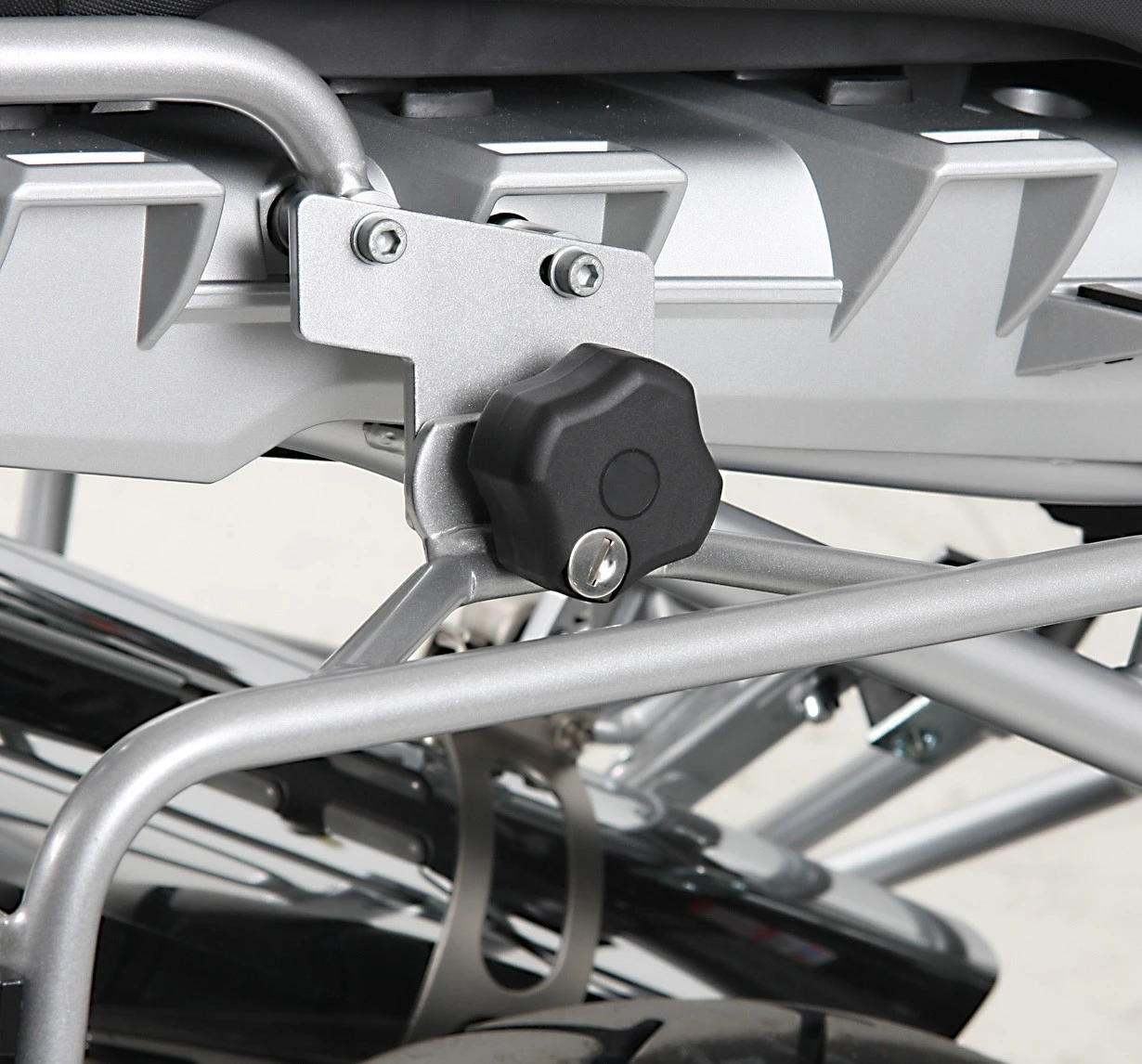 Lock-it Schraube Abschließbar, Inkl. Zylinder Und Schlüssel Für Lock-it Seitenkofferträger Original 4 Lock-it Schraube Abschließbar, Inkl. Zylinder Und Schlüssel Für Lock-it Seitenkofferträger Original – Bild 2