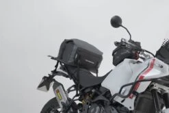 Drybag 260 Hecktasche Für Aprilia NA 850 Mana, Schwarz / Grau - SW Motech -Motorradgepäck Geschäft SW Motech Drybag 260 Hecktasche schwarz BC WPB 00 020 20000 3 1280x1280