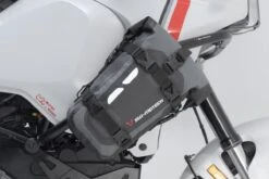 Drybag 80 Hecktasche Für Aprilia NA 850 Mana, Schwarz / Grau - SW Motech 12 Drybag 80 Hecktasche Für Aprilia NA 850 Mana, Schwarz / Grau - SW Motech -Motorradgepäck Geschäft SW Motech Drybag 80 Hecktasche schwarz grau BC WPB 00 010 10001 4 1280x1280 1