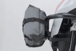 Drybag 80 Hecktasche Für Moto Guzzi V85 TT /Travel, Schwarz / Grau - SW Motech -Motorradgepäck Geschäft SW Motech Drybag 80 Hecktasche schwarz grau BC WPB 00 010 10001 7 1280x1280 2